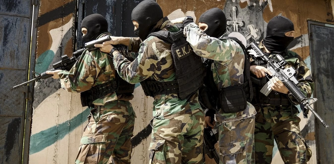 Oι «Ράμπο» της ΕΛ.ΑΣ. εισβάλλουν στις φυλακές: Ομάδες κρούσης «τελειώνουν» τη μαφία πίσω από τα κάγκελα – Νόμος & τάξη παντού